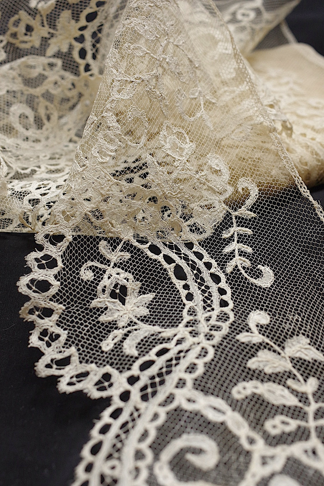 アンティークレース アプリカッションアングレテール/dentelle ancienne/antique lace .FR a l'epoque