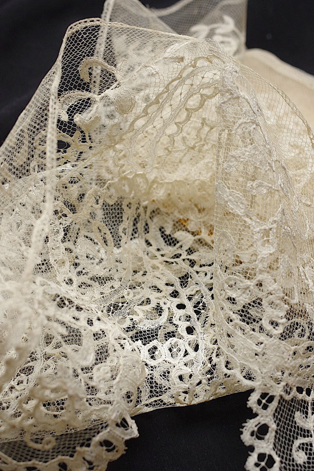 アンティークレース アプリカッションアングレテール/dentelle ancienne/antique lace .FR a l'epoque
