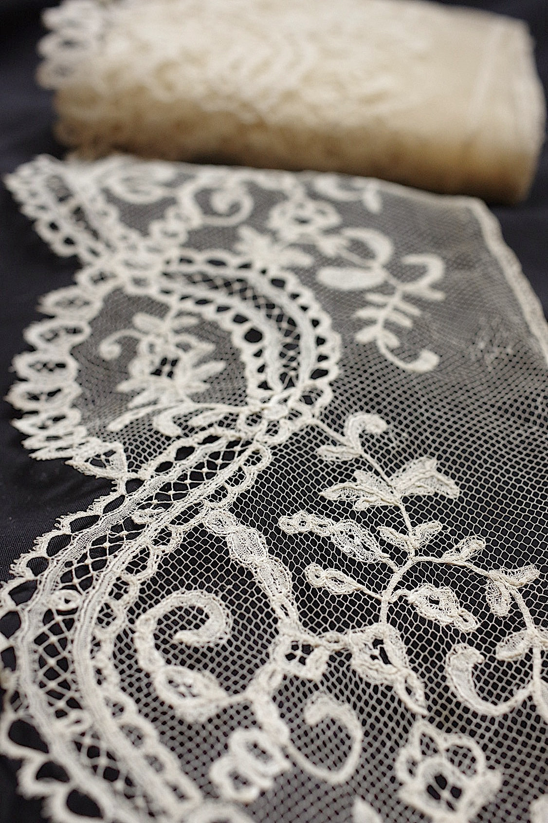 アンティークレース アプリカッションアングレテール/dentelle ancienne/antique lace .FR a l'epoque