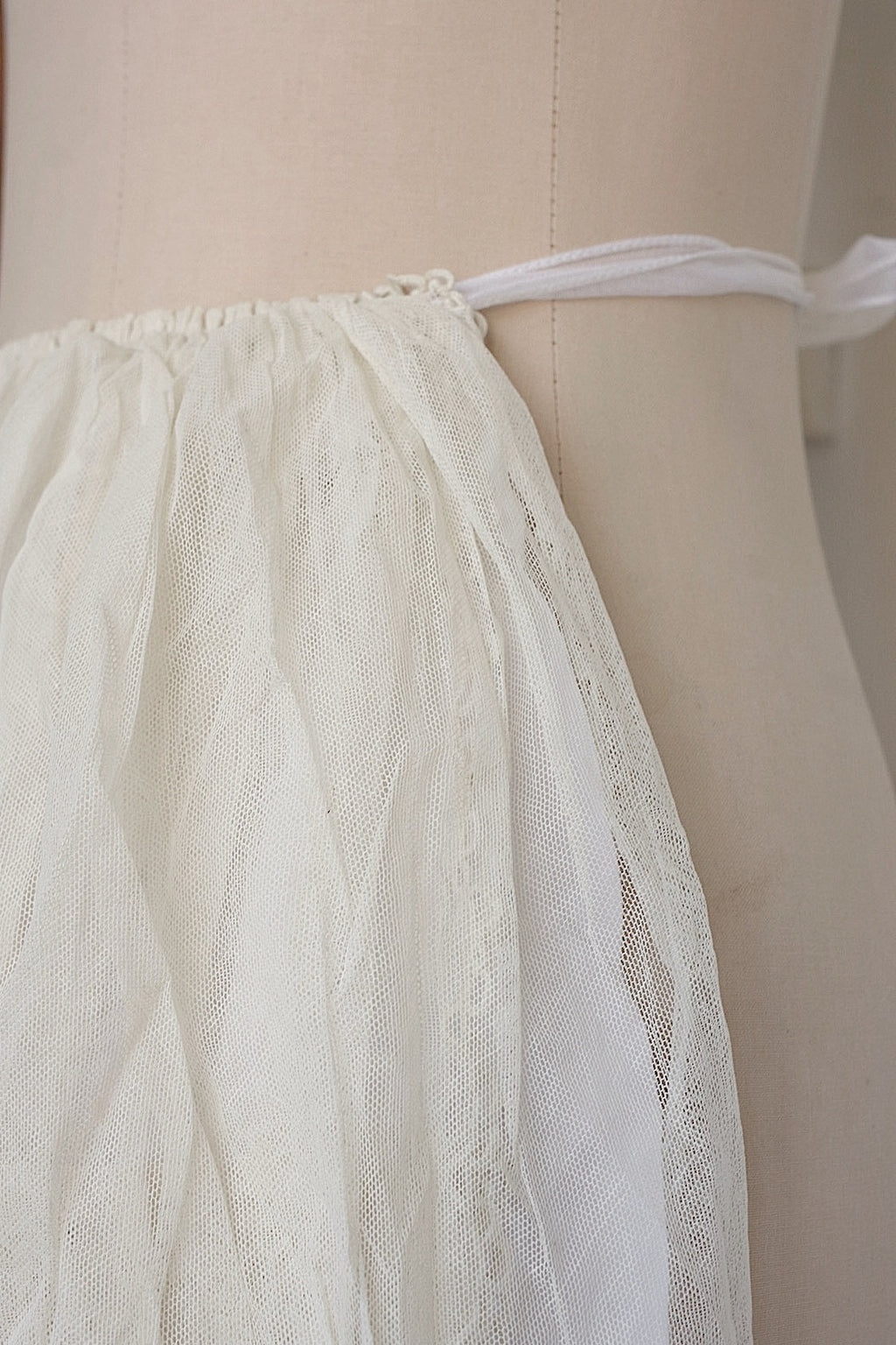 アンティークレースタブリエ/dentelle ancienne/antique lace .FR a l'epoque