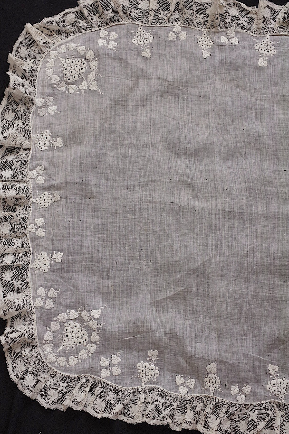 アンティーク刺繍レースハンカチ/dentelle ancienne/antique lace .FR a l'epoque