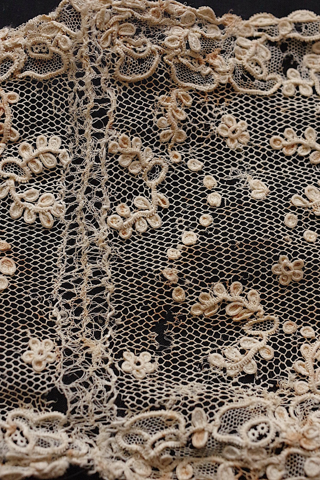 アンティークレースアランソン/dentelle ancienne/antique lace .FR a l'epoque