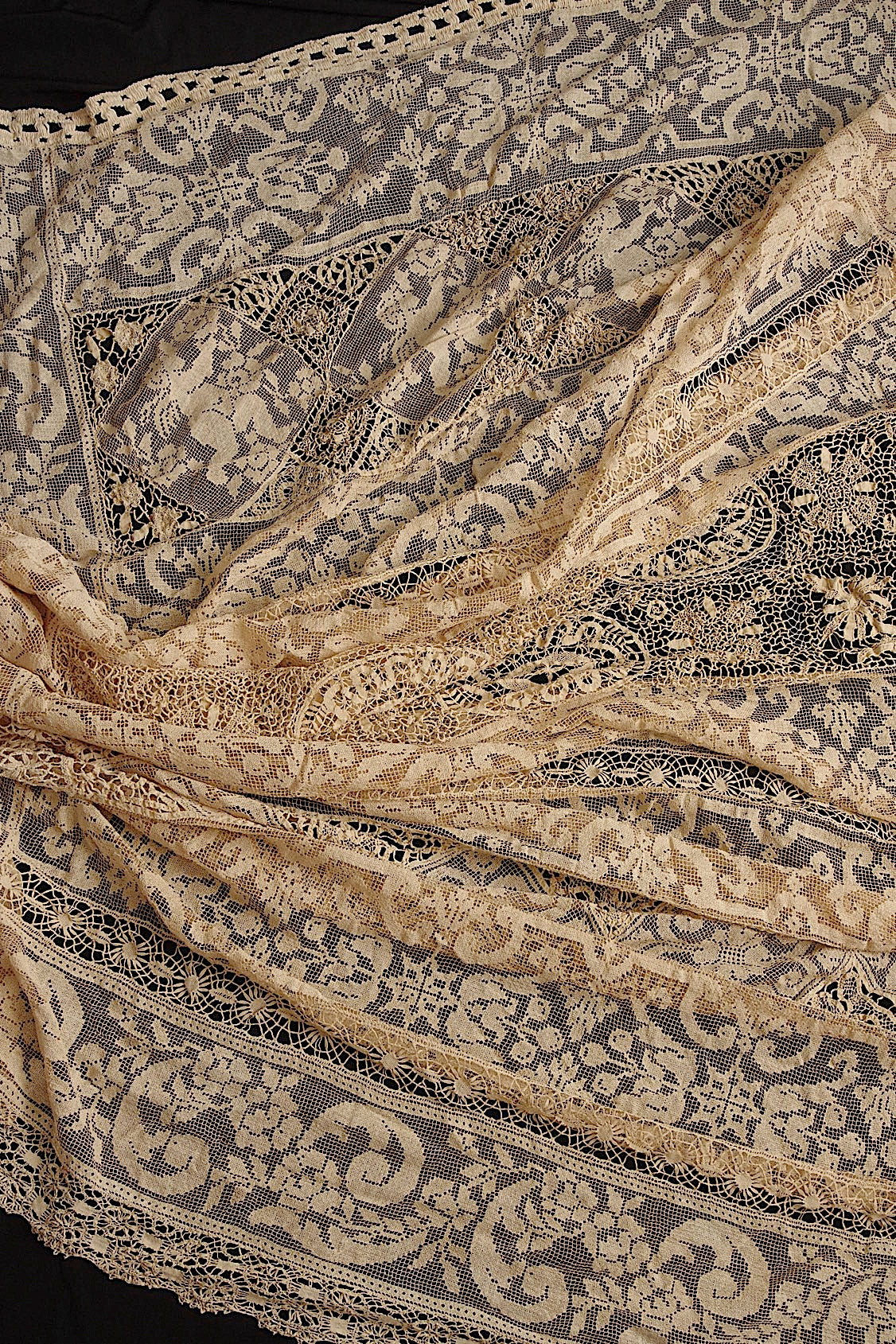 アンティーククロス/linge de maison/antique lace .FR a l'epoque