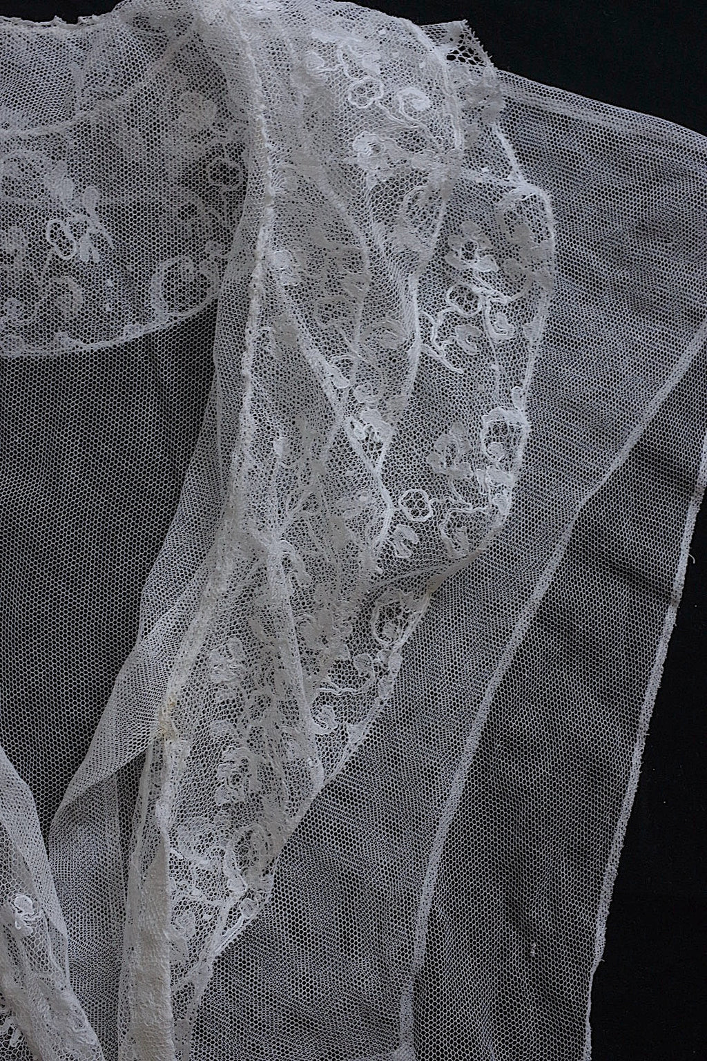 アンティークレースプラストロン/dentelle ancienne/antique lace .FR a l'epoque