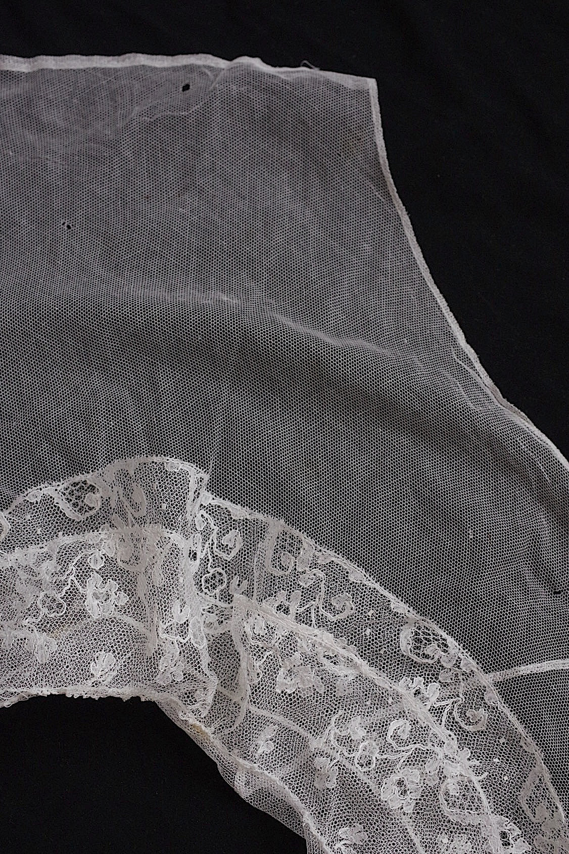 アンティークレースプラストロン/dentelle ancienne/antique lace .FR a l'epoque