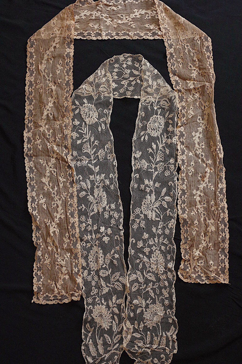 アンティークレースラペット2つ/dentelle ancienne/antique lace .FR a l'epoque