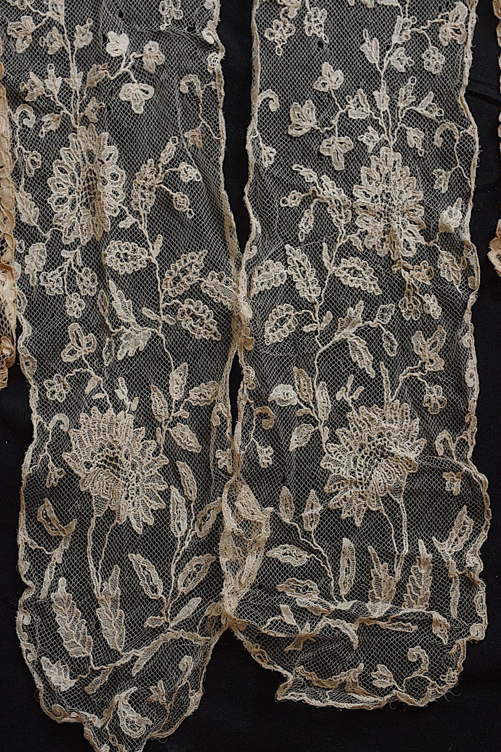 アンティークレースラペット2つ/dentelle ancienne/antique lace .FR a l'epoque
