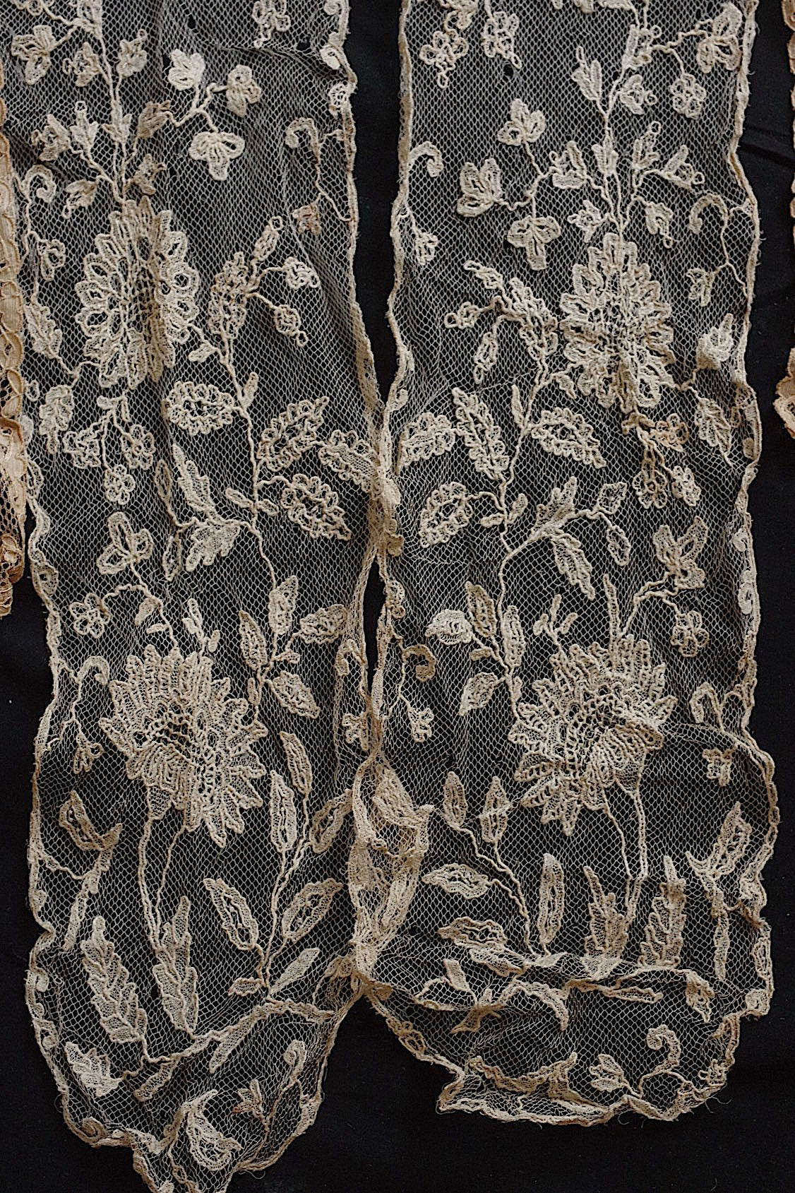 アンティークレースラペット2つ/dentelle ancienne/antique lace .FR a l'epoque