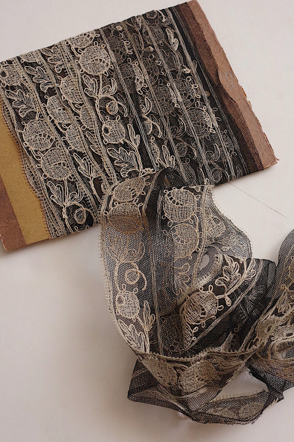 アンティークレース 黒チュール/dentelle ancienne/antique lace .FR a l'epoque