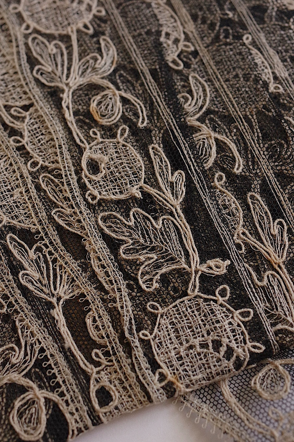 アンティークレース 黒チュール/dentelle ancienne/antique lace .FR a l'epoque
