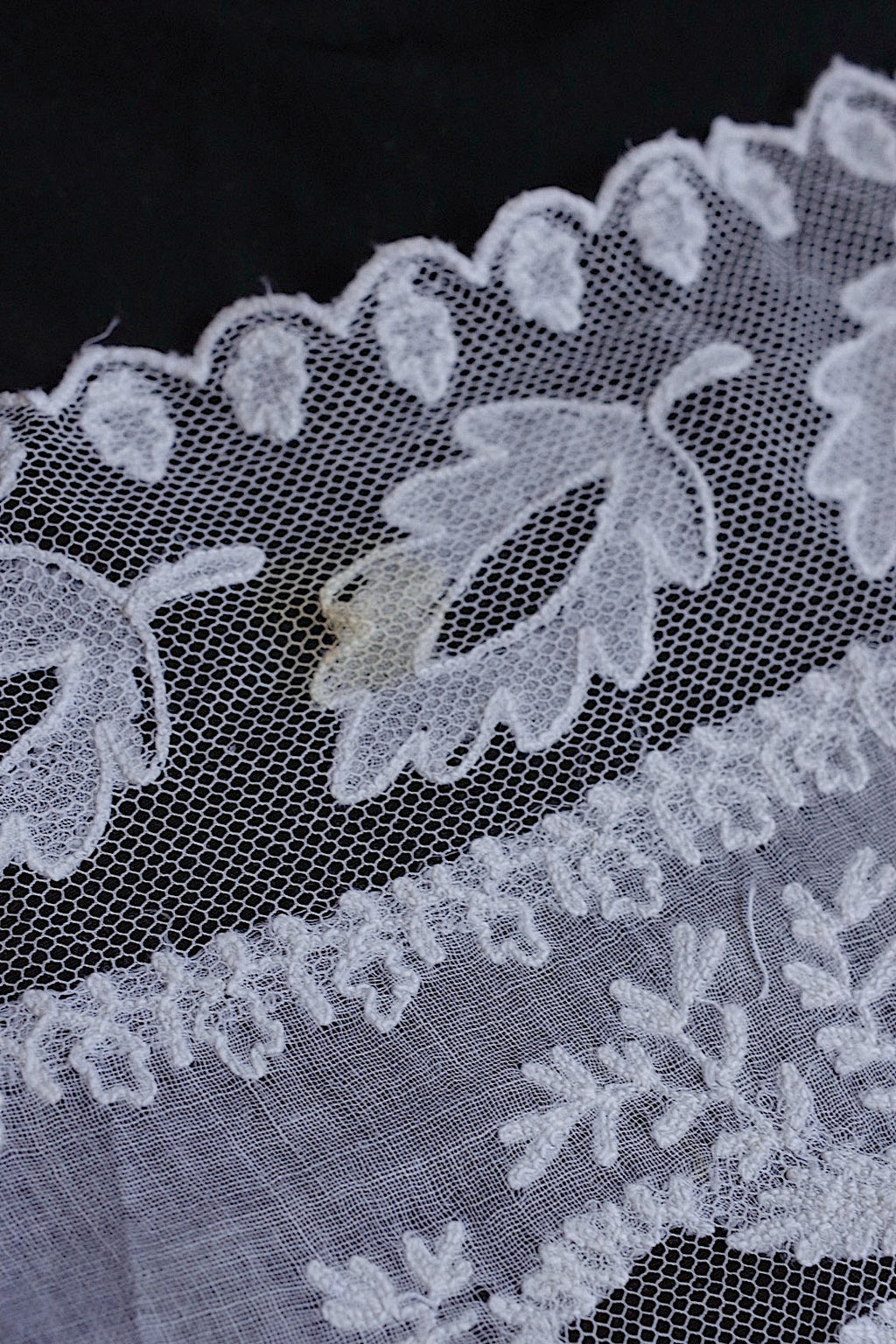 アンティーク刺繍　fichu/dentelle ancienne/antique lace .FR a l'epoque