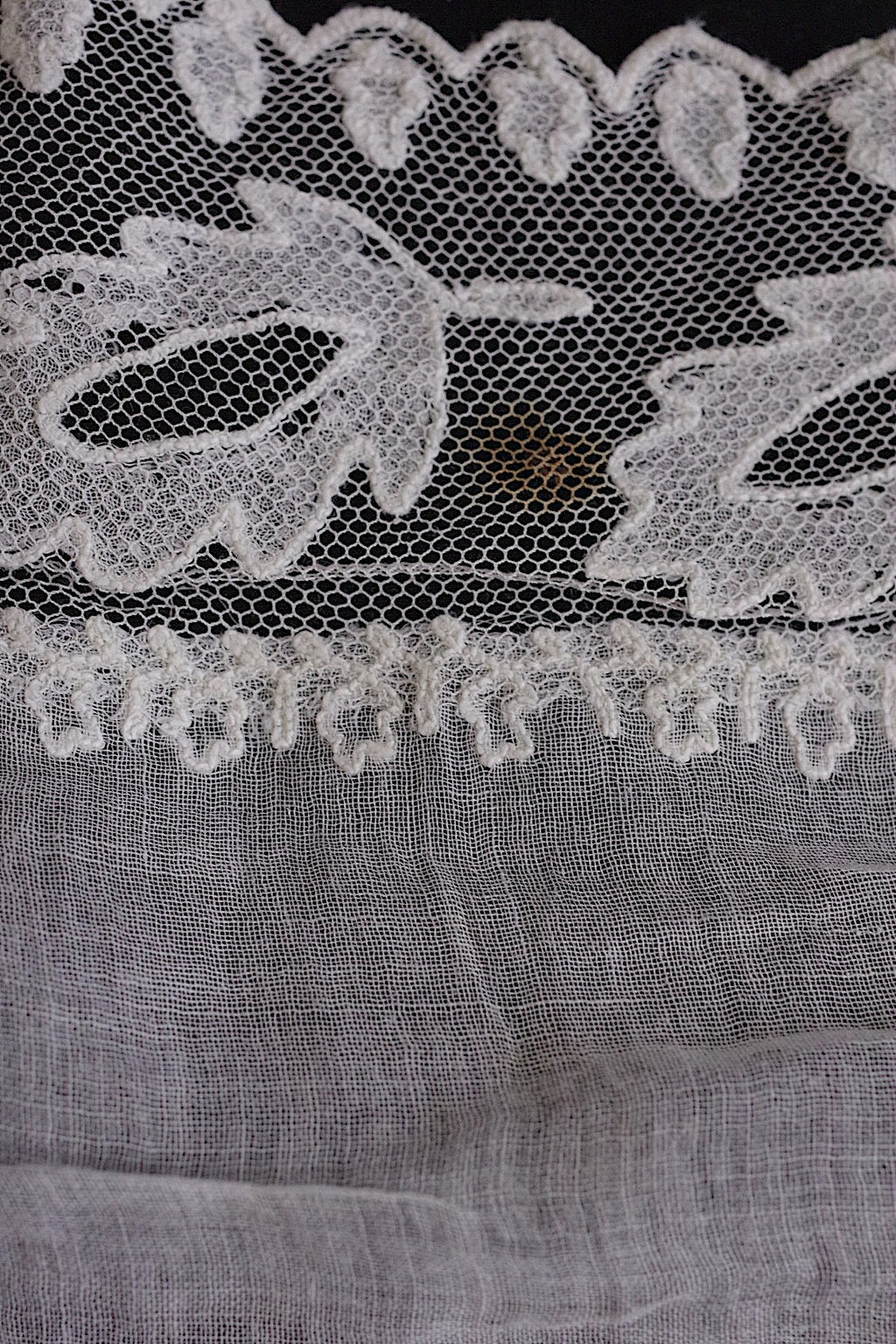 アンティーク刺繍　fichu/dentelle ancienne/antique lace .FR a l'epoque