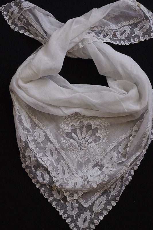 アンティーク刺繍　fichu/dentelle ancienne/antique lace .FR a l'epoque