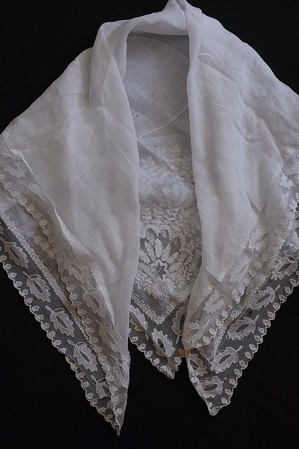 アンティーク刺繍　fichu/dentelle ancienne/antique lace .FR a l'epoque