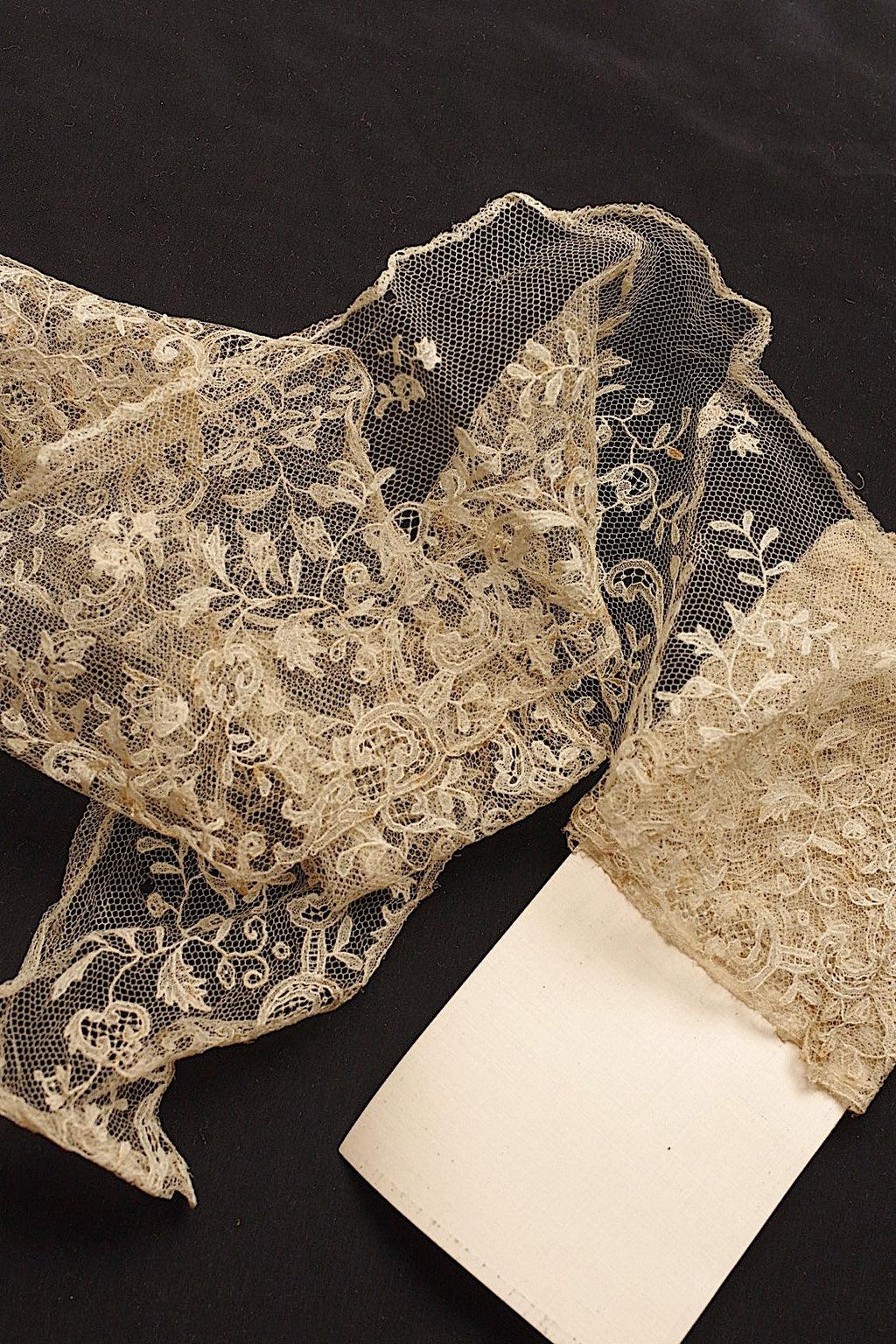 アンティークレースアプリカッションブリュクセル/dentelle ancienne/antique lace .FR a l'epoque