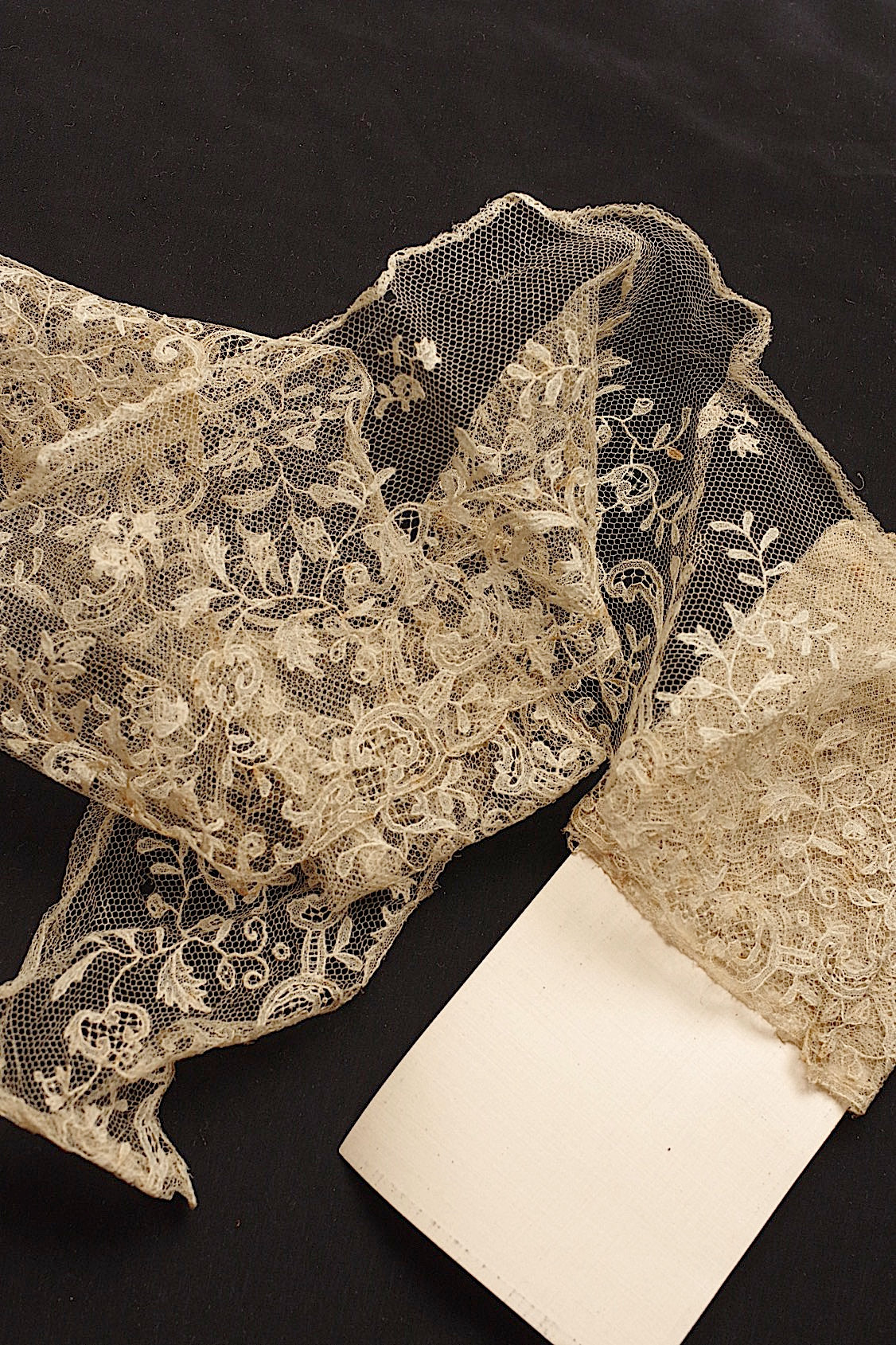 アンティークレースアプリカッションブリュクセル/dentelle ancienne/antique lace .FR a l'epoque