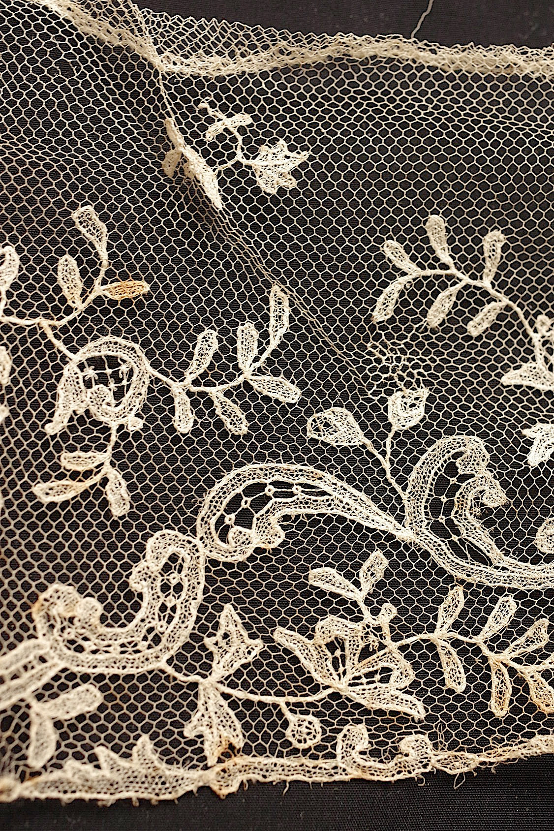 アンティークレースアプリカッションブリュクセル/dentelle ancienne/antique lace .FR a l'epoque