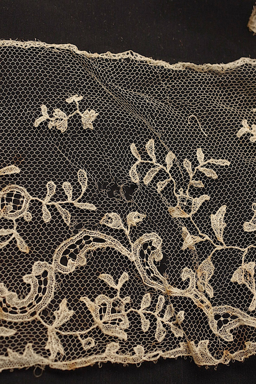 アンティークレースアプリカッションブリュクセル/dentelle ancienne/antique lace .FR a l'epoque