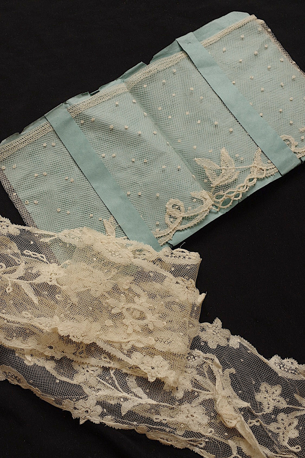 アンティークレースアプリカッションアングレテール/dentelle ancienne/antique lace .FR a l'epoque