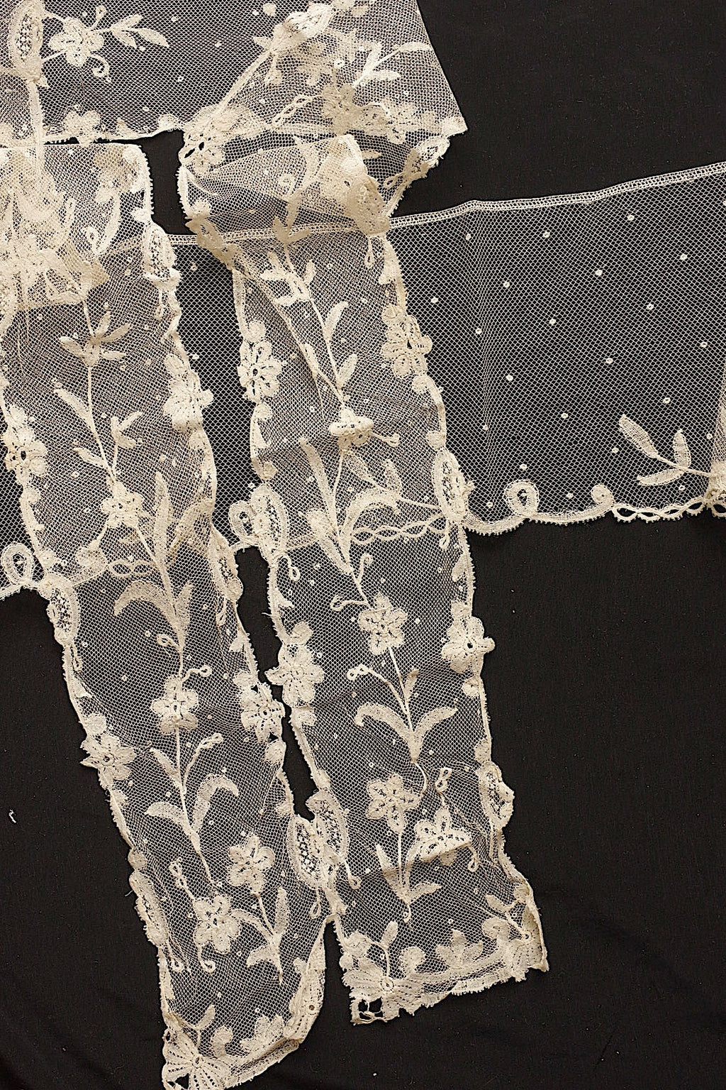 アンティークレースアプリカッションアングレテール/dentelle ancienne/antique lace .FR a l'epoque