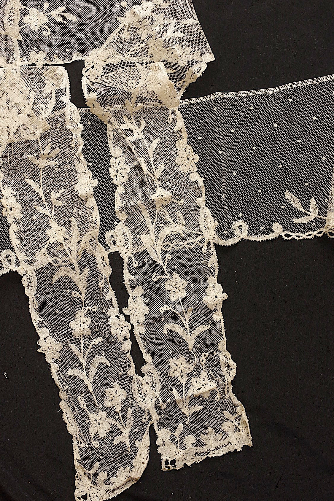 アンティークレースアプリカッションアングレテール/dentelle ancienne/antique lace .FR a l'epoque