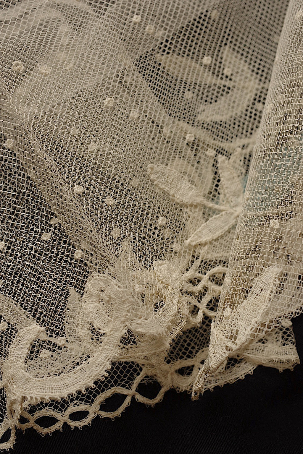 アンティークレースアプリカッションアングレテール/dentelle ancienne/antique lace .FR a l'epoque