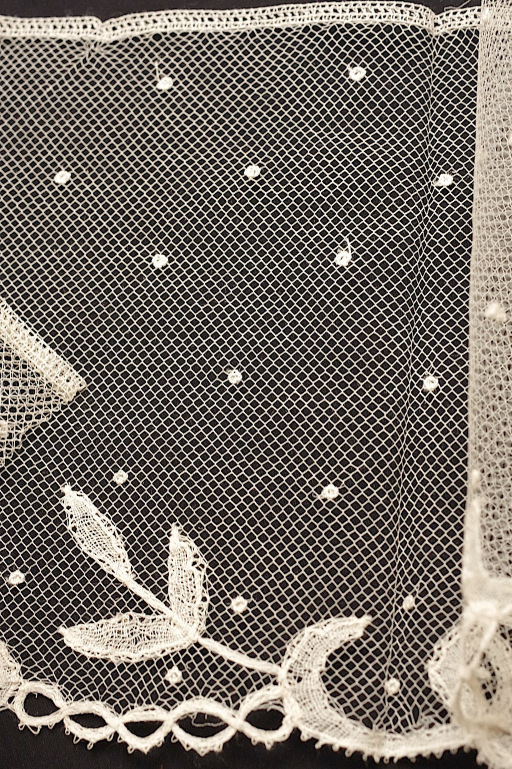 アンティークレースアプリカッションアングレテール/dentelle ancienne/antique lace .FR a l'epoque