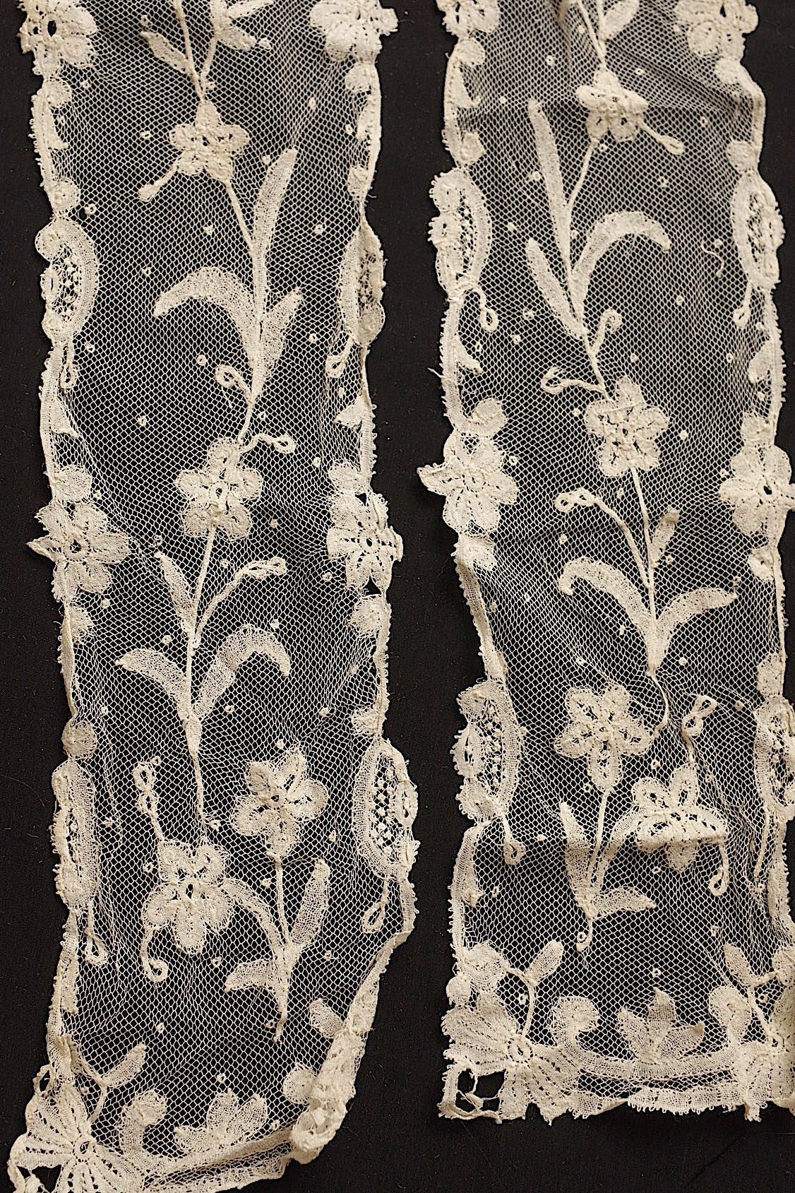 アンティークレースアプリカッションアングレテール/dentelle ancienne/antique lace .FR a l'epoque