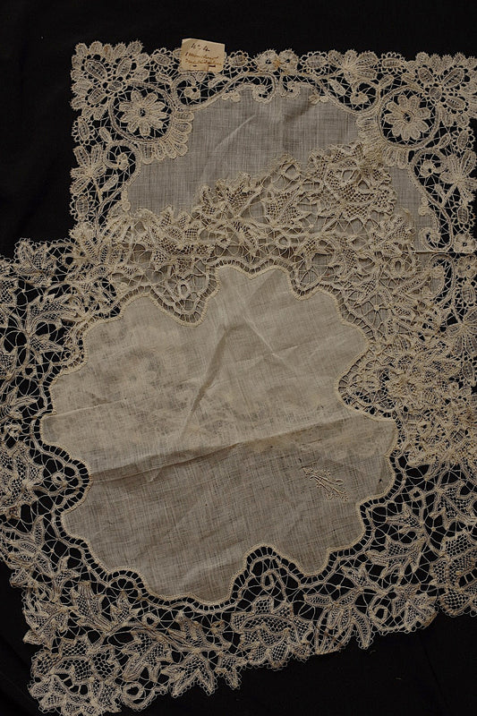 アンティークレースハンカチlot/dentelle ancienne/antique lace .FR a l'epoque