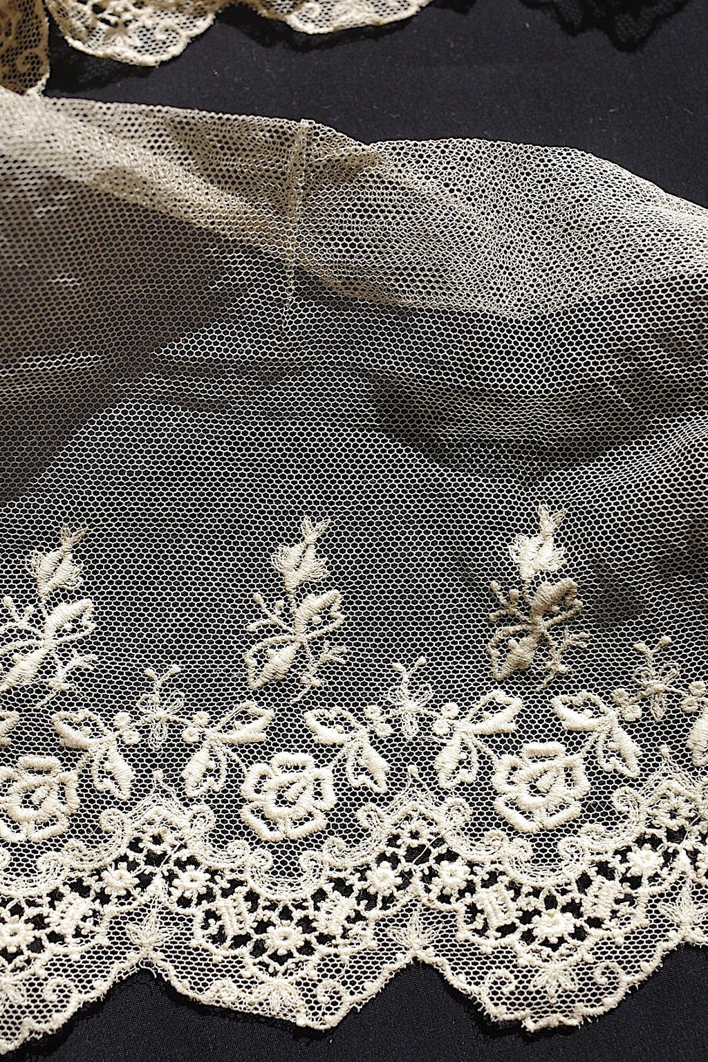 アンティークレース210cm/dentelle ancienne/antique lace .FR a l'epoque