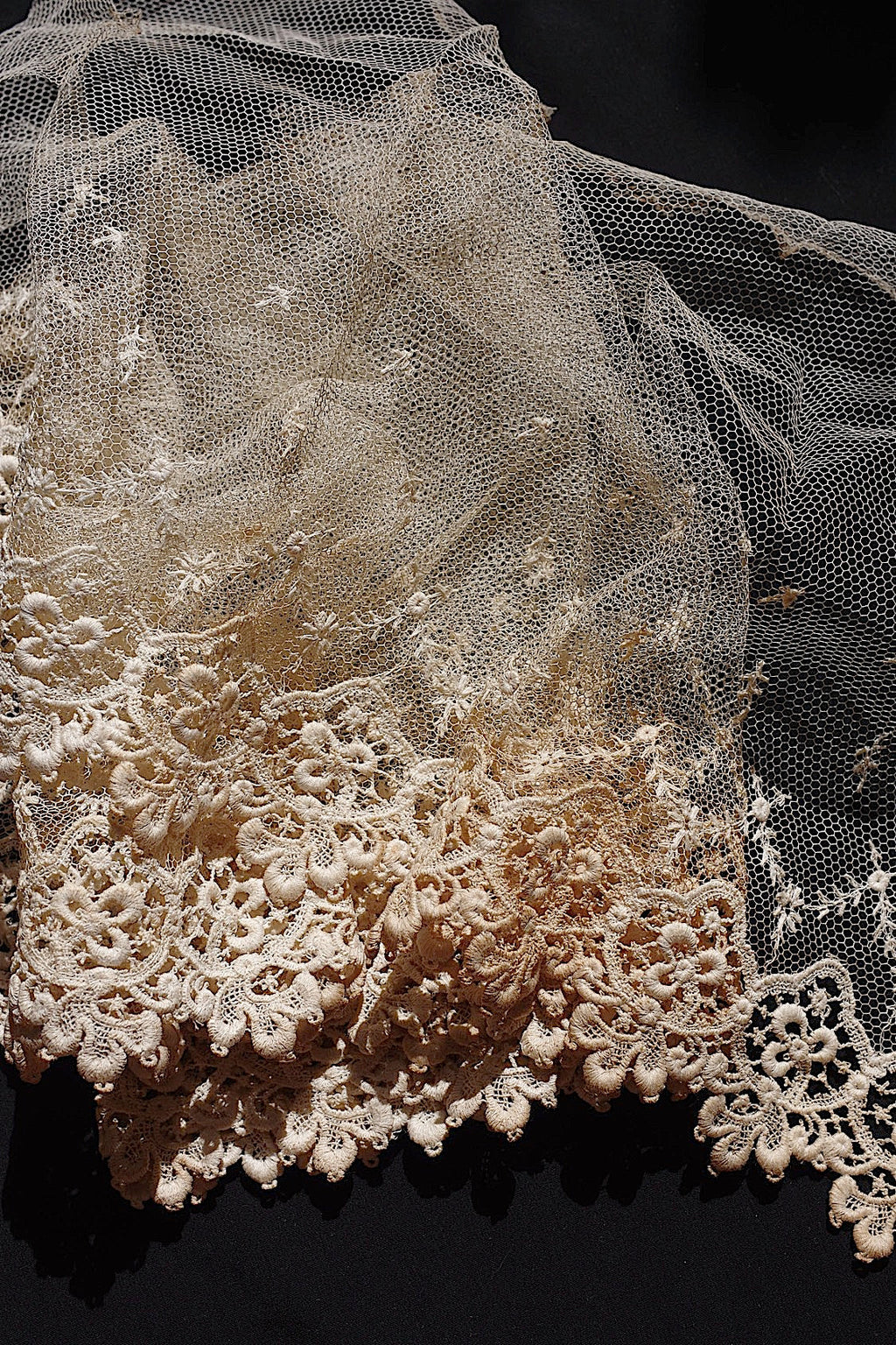 アンティークレース205cm/dentelle ancienne/antique lace .FR a l'epoque