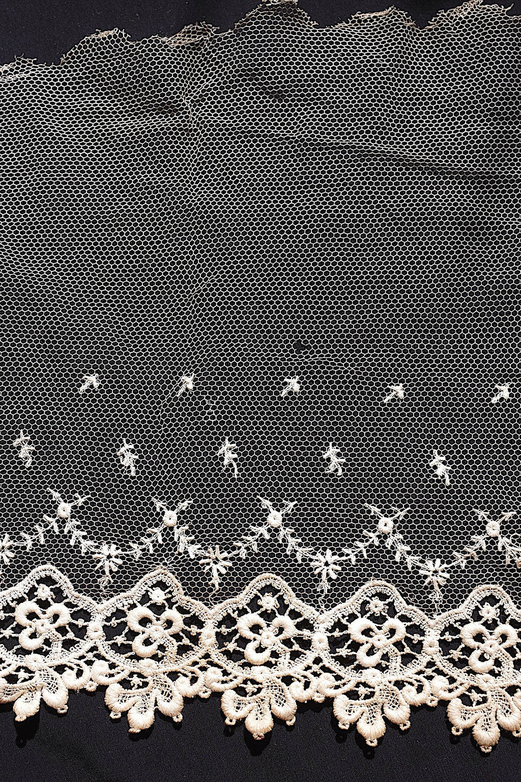 アンティークレース205cm/dentelle ancienne/antique lace .FR a l'epoque