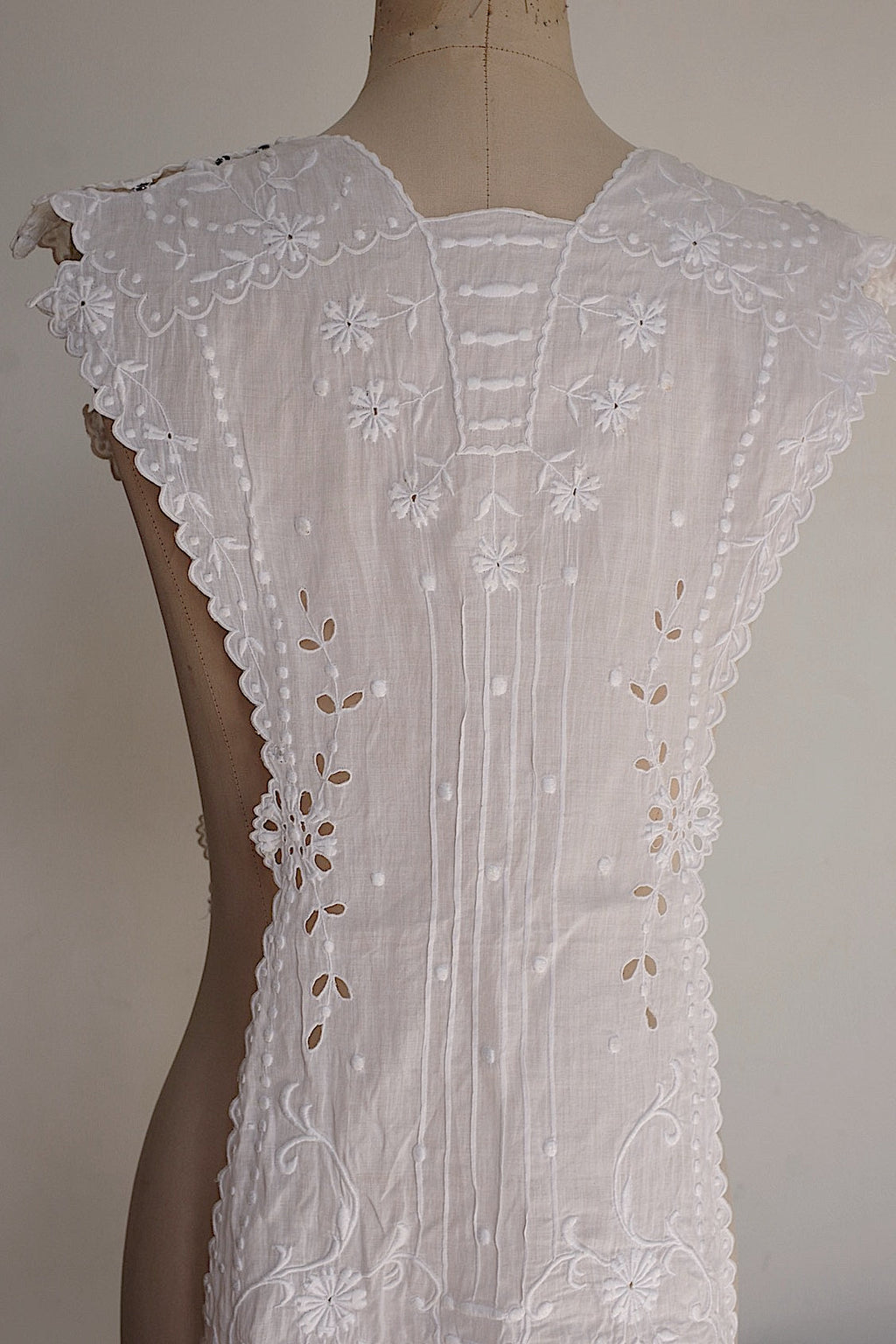 アンティークレース刺繍プラストロン/dentelle ancienne/antique lace .FR a l'epoque