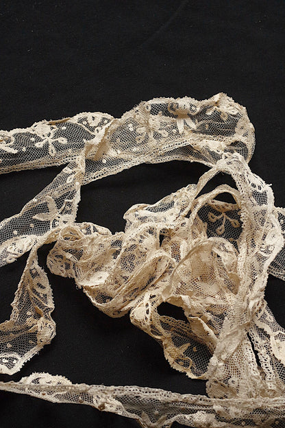 アンティークレースアプリカッションアングレテール/dentelle ancienne/antique lace .FR a l'epoque