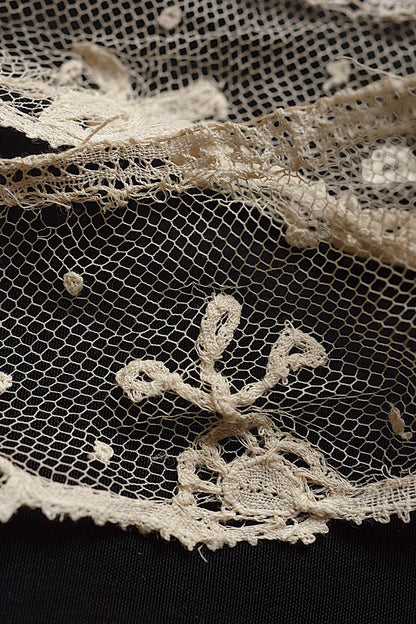 アンティークレースアプリカッションアングレテール/dentelle ancienne/antique lace .FR a l'epoque