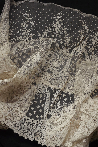 アンティークレースアプリカッションアングレテール/dentelle ancienne/antique lace .FR a l'epoque
