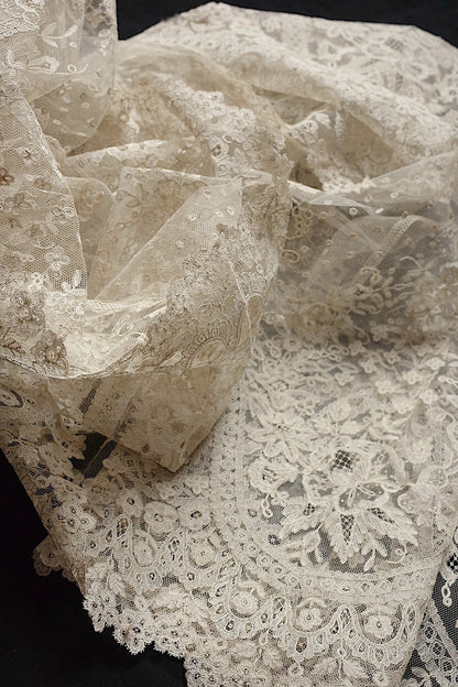 アンティークレースアプリカッションアングレテール/dentelle ancienne/antique lace .FR a l'epoque