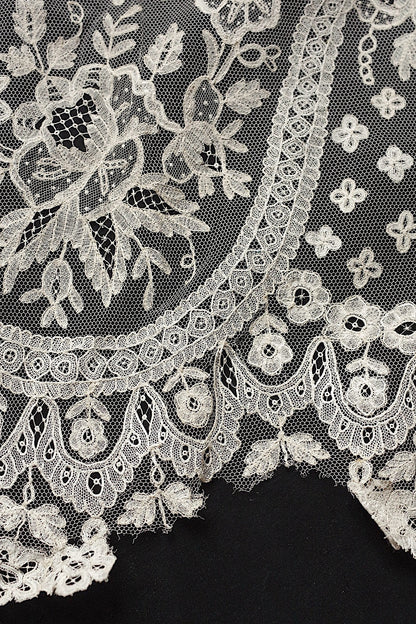 アンティークレースアプリカッションアングレテール/dentelle ancienne/antique lace .FR a l'epoque