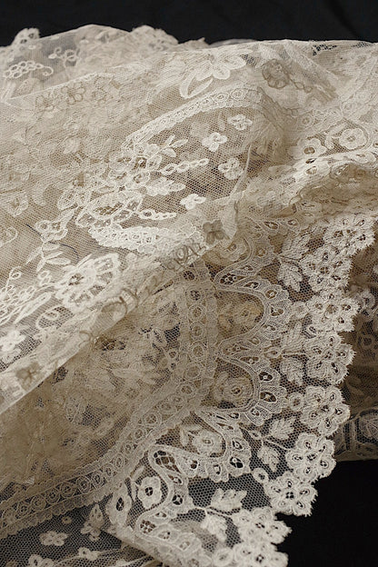 アンティークレースアプリカッションアングレテール/dentelle ancienne/antique lace .FR a l'epoque