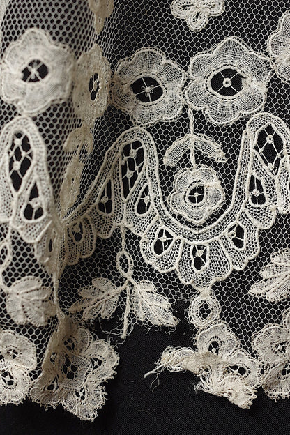 アンティークレースアプリカッションアングレテール/dentelle ancienne/antique lace .FR a l'epoque