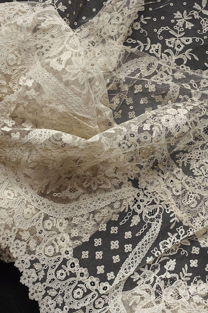 アンティークレースアプリカッションアングレテール/dentelle ancienne/antique lace .FR a l'epoque