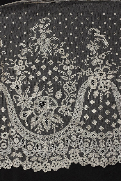 アンティークレースアプリカッションアングレテール/dentelle ancienne/antique lace .FR a l'epoque