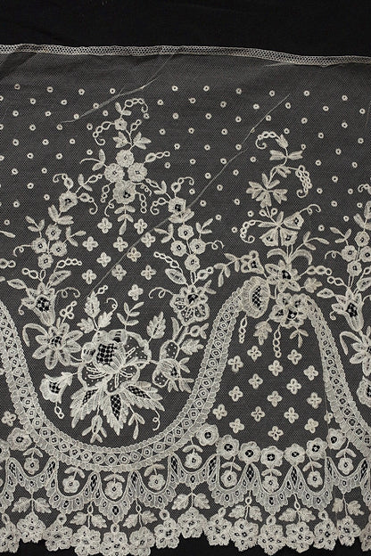 アンティークレースアプリカッションアングレテール/dentelle ancienne/antique lace .FR a l'epoque