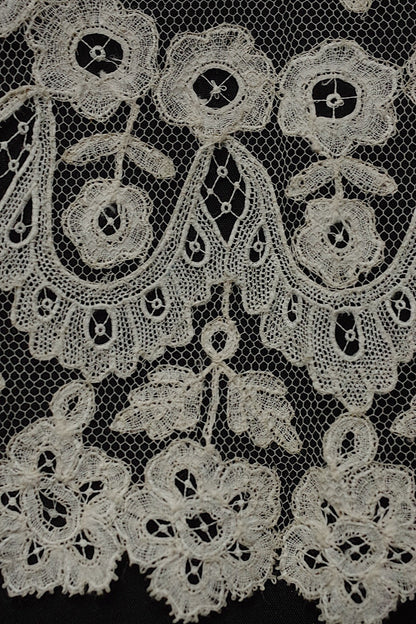 アンティークレースアプリカッションアングレテール/dentelle ancienne/antique lace .FR a l'epoque
