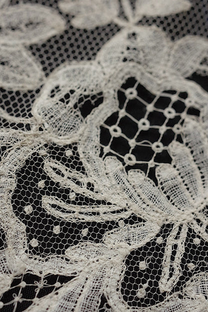 アンティークレースアプリカッションアングレテール/dentelle ancienne/antique lace .FR a l'epoque