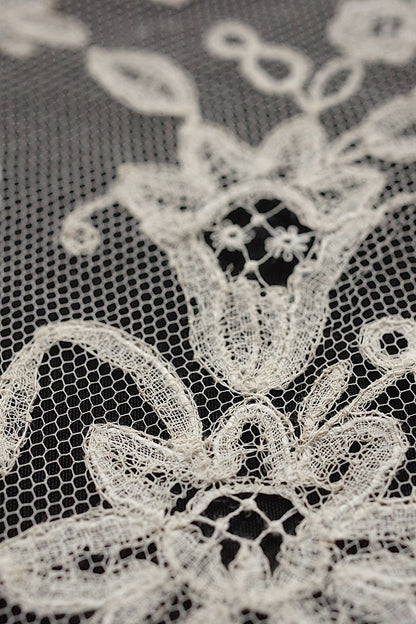 アンティークレースアプリカッションアングレテール/dentelle ancienne/antique lace .FR a l'epoque