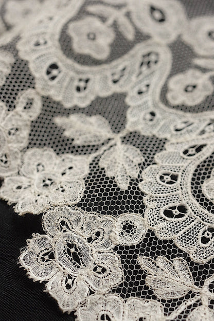 アンティークレースアプリカッションアングレテール/dentelle ancienne/antique lace .FR a l'epoque