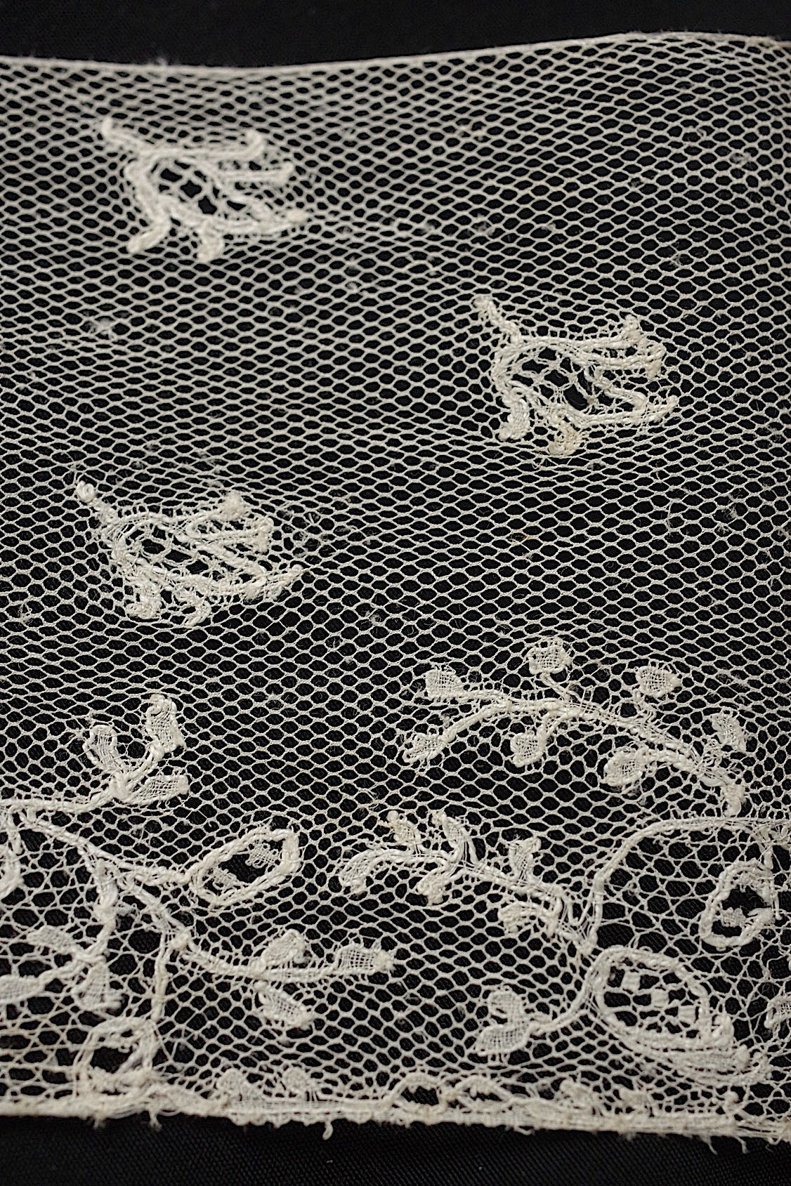 アンティークレース160cm/dentelle ancienne/antique lace .FR a l'epoque
