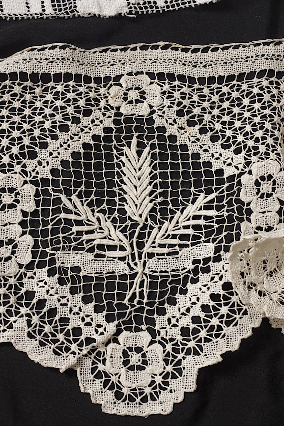 アンティークレース フィレ/dentelle ancienne/antique lace .FR a l'epoque