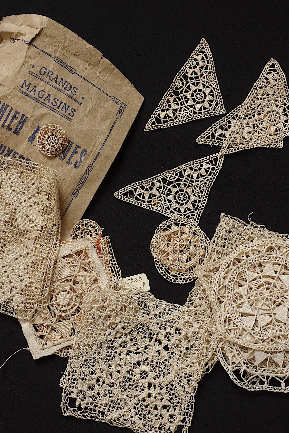 アンティークレースモチーフ33個/dentelle ancienne/antique lace .FR a l'epoque